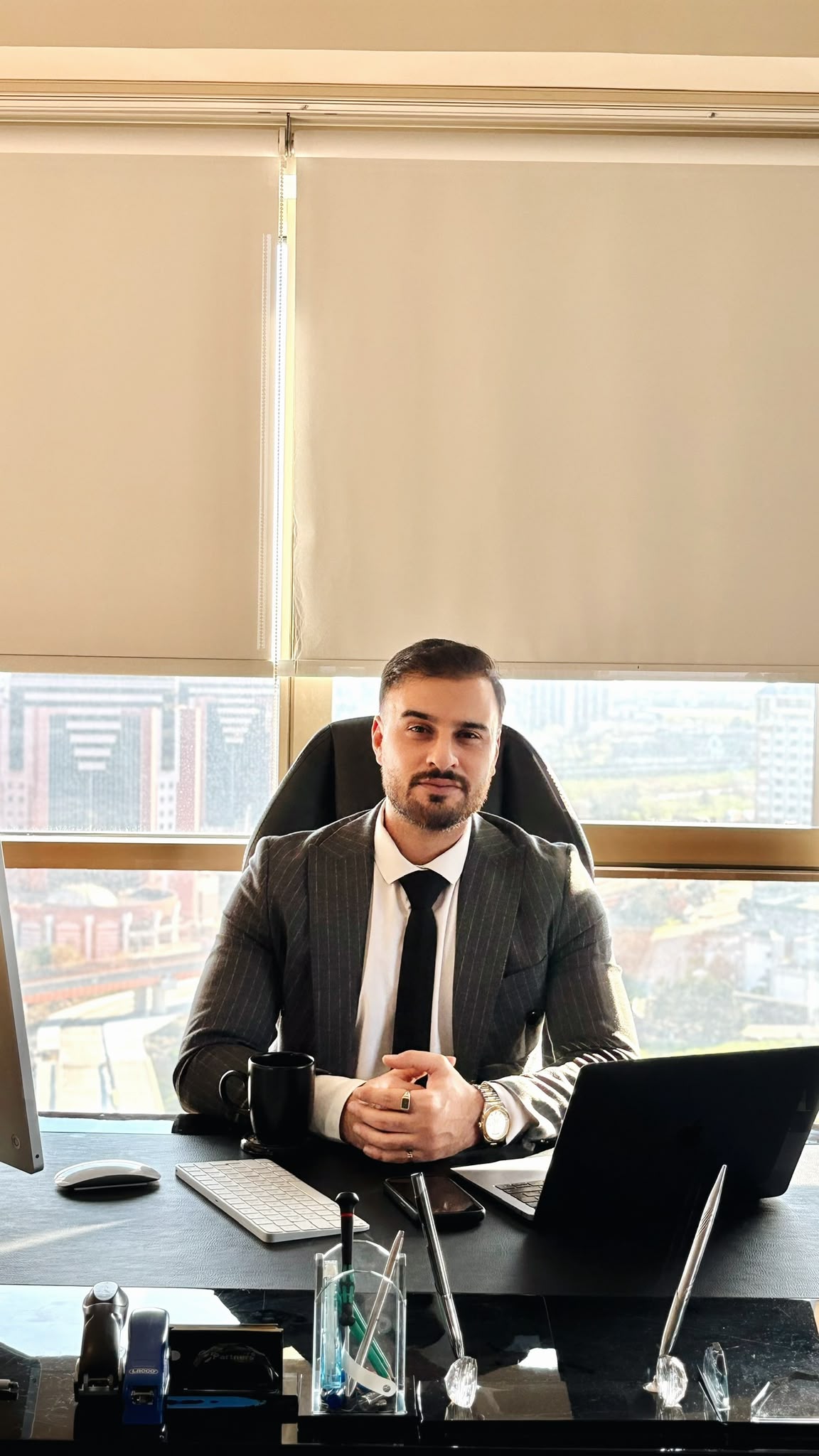 Hasan Aydın Tekağaç ofisinde masa başında portre fotoğrafı